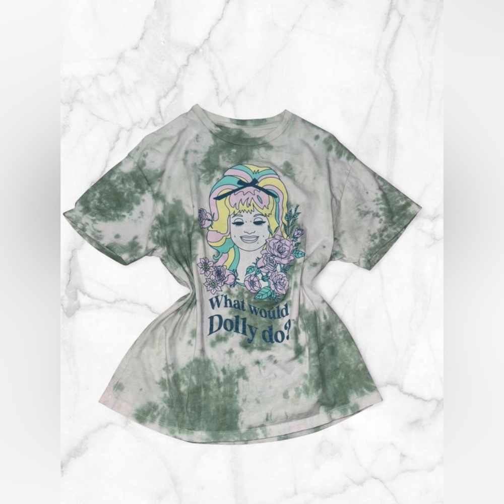 💚”What Would Dolly Do?” Graphic Tie-Dye T-Shirt💚